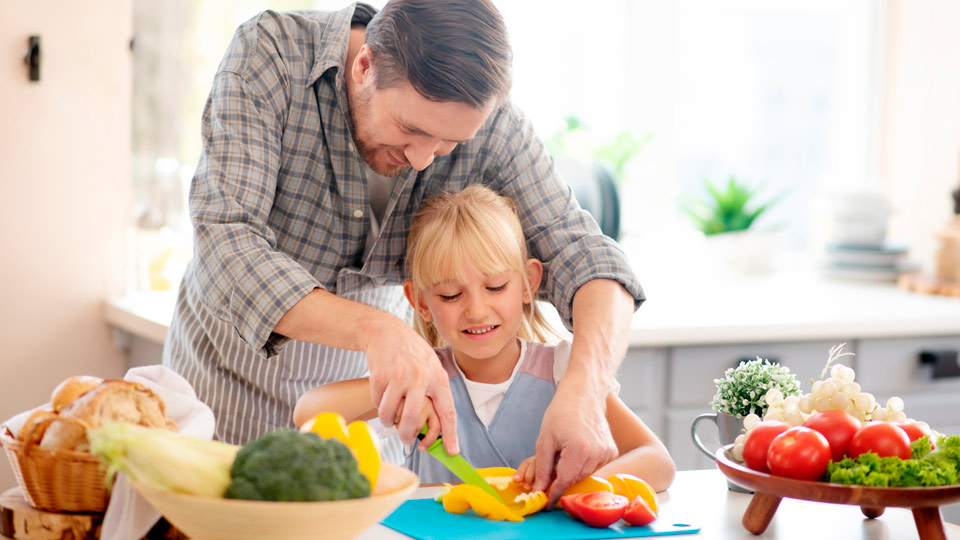 Criança na cozinha aprende para a vida